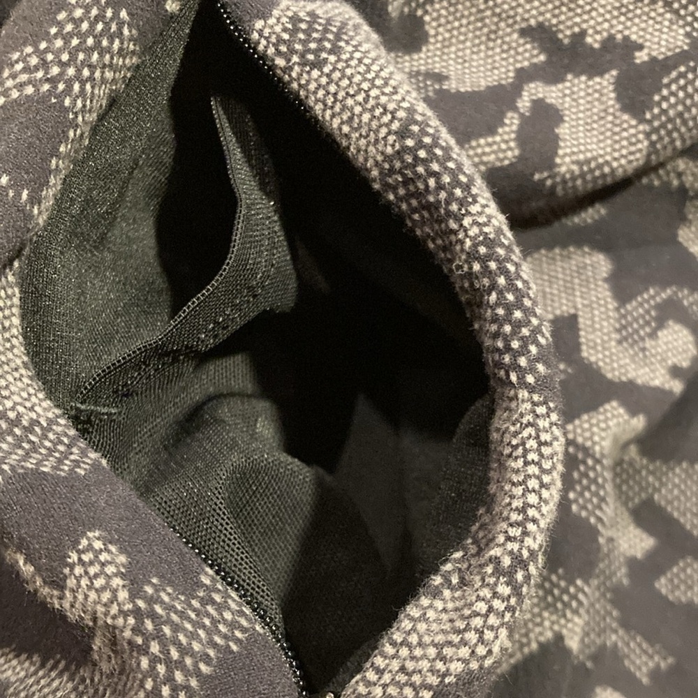 Lululemon Grey Black Camo Run Briskly 1/2 Zip Size 6 - Picture 12 of 13